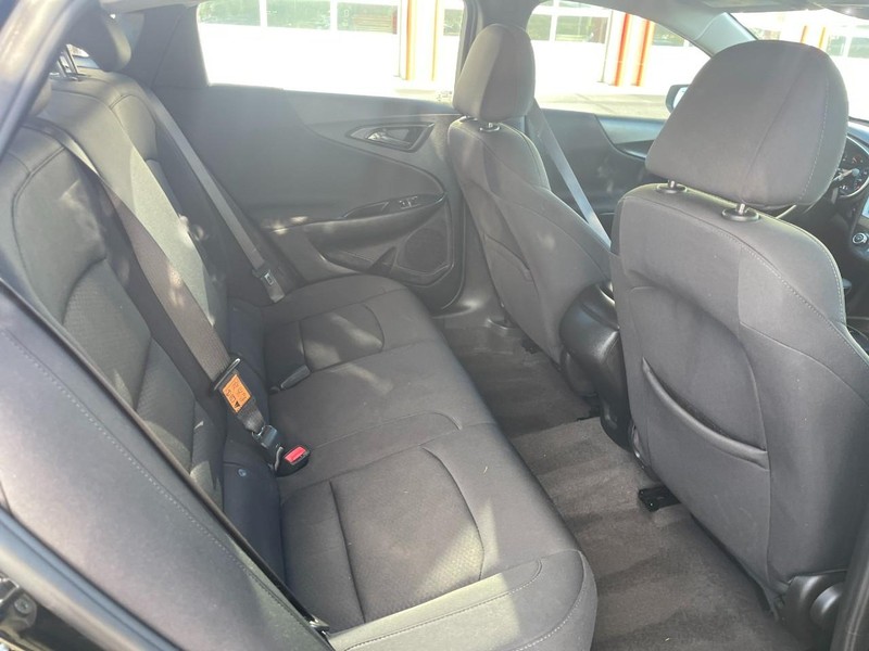 Chevrolet Malibu Vehicle Image 12