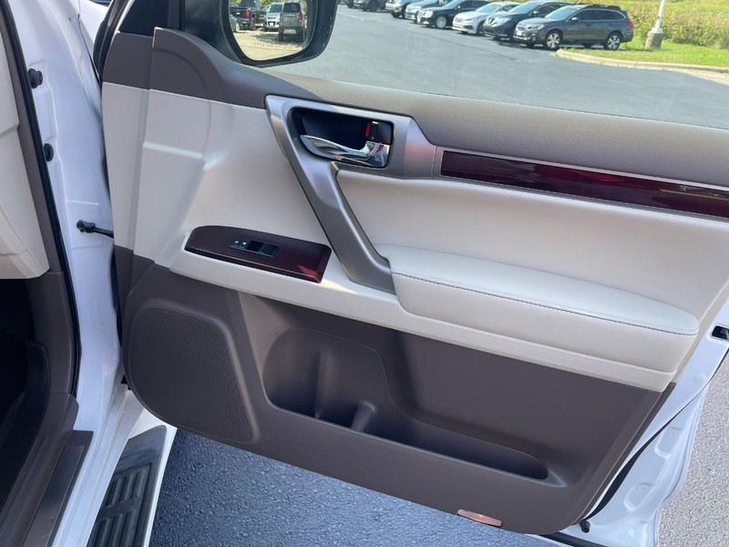 Lexus GX 460 Vehicle Image 10