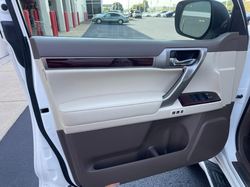 Lexus GX 460 Vehicle Image 21