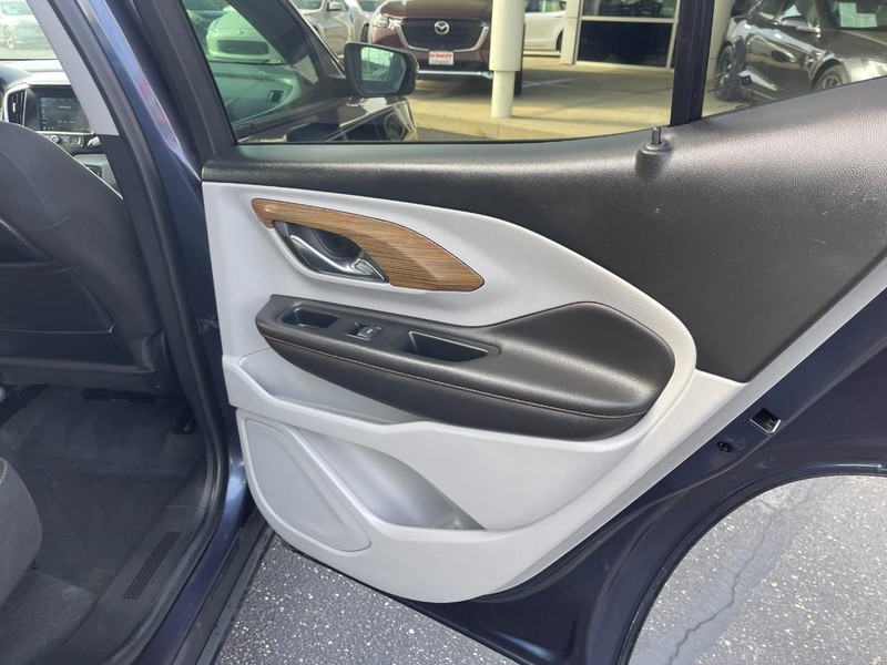 GMC Terrain Vehicle Image 13