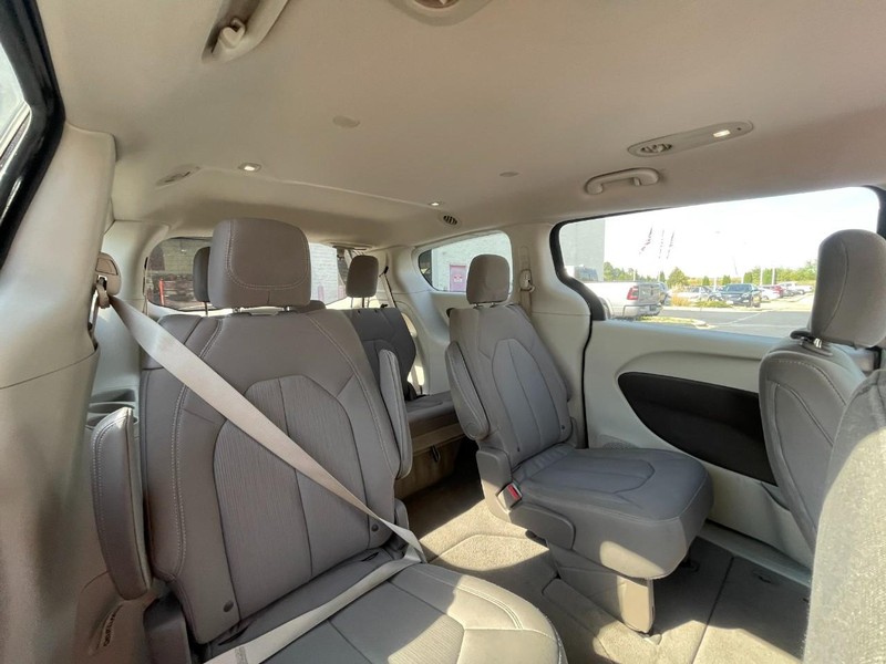 2017 Chrysler Pacifica Touring photo 2