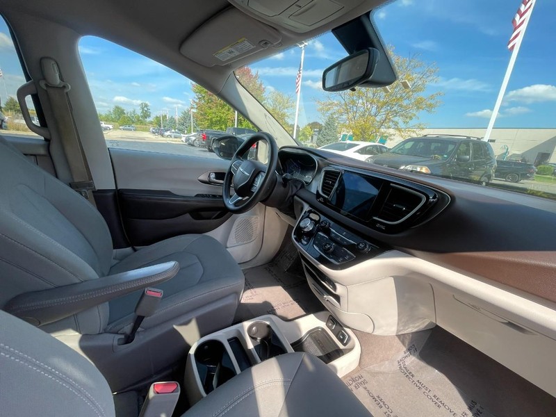 2017 Chrysler Pacifica Touring photo 3