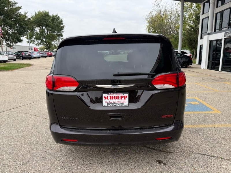 Chrysler Pacifica Vehicle Image 06