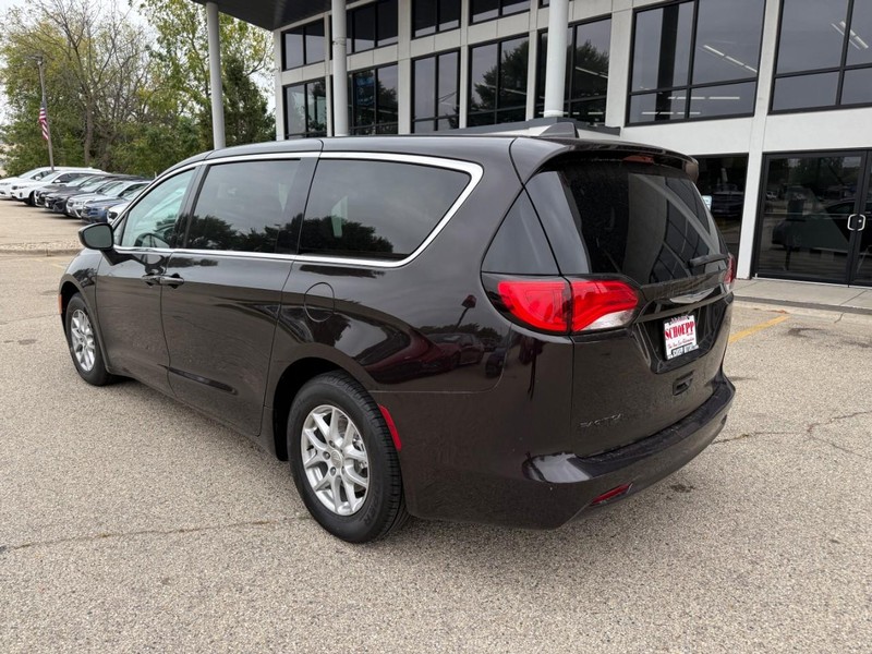 Chrysler Pacifica Vehicle Image 07