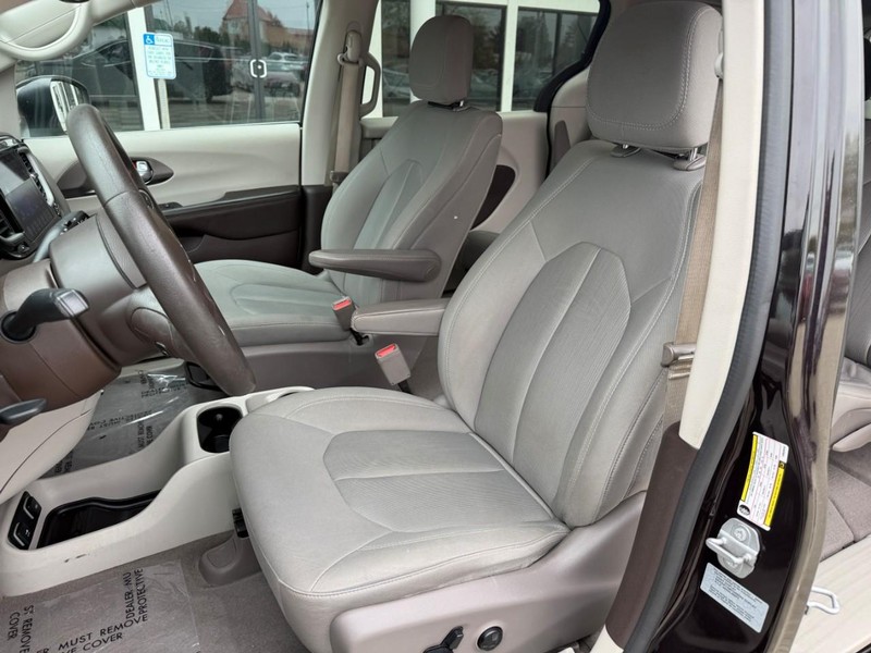 Chrysler Pacifica Vehicle Image 09