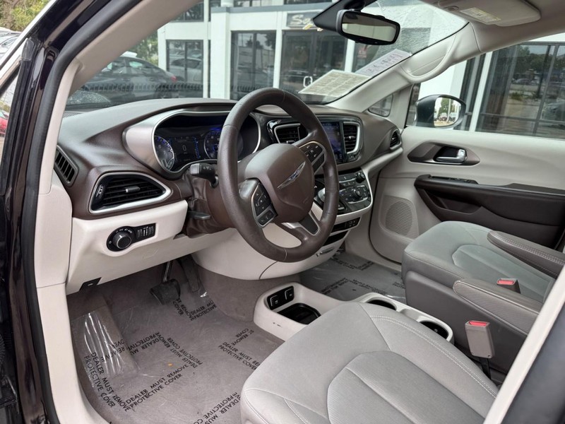 Chrysler Pacifica Vehicle Image 10