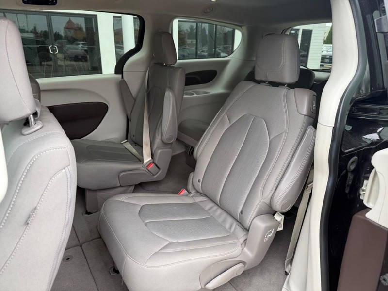 Chrysler Pacifica Vehicle Image 11