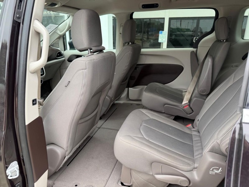 Chrysler Pacifica Vehicle Image 12