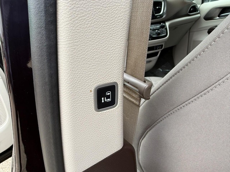 Chrysler Pacifica Vehicle Image 13