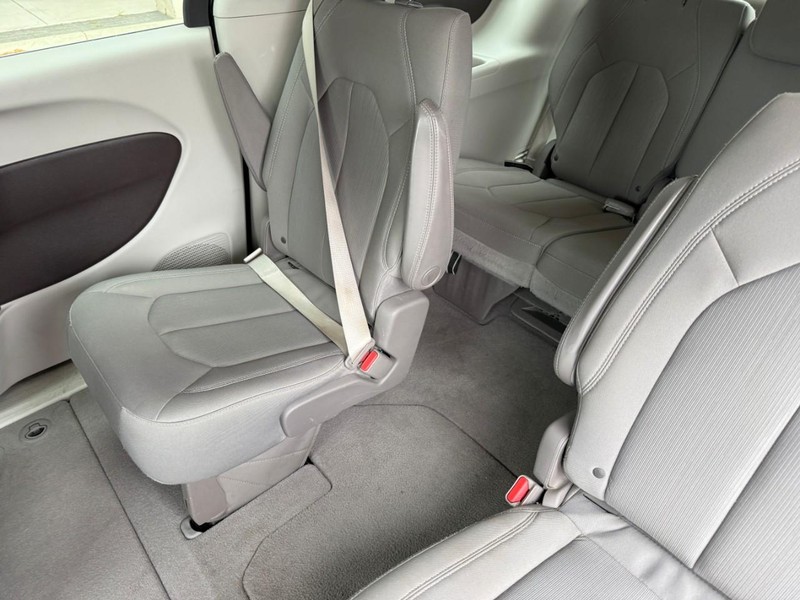 Chrysler Pacifica Vehicle Image 14
