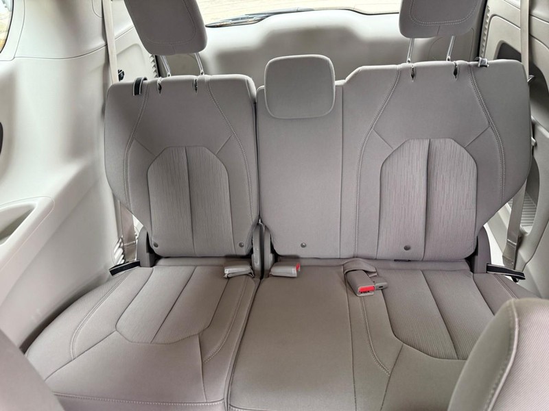Chrysler Pacifica Vehicle Image 15