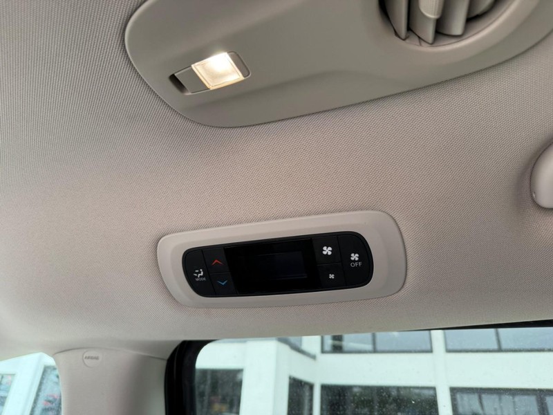 Chrysler Pacifica Vehicle Image 16