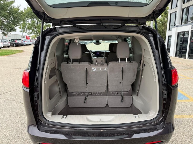 Chrysler Pacifica Vehicle Image 17