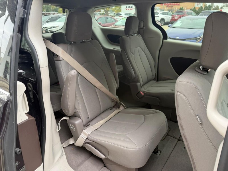 Chrysler Pacifica Vehicle Image 18