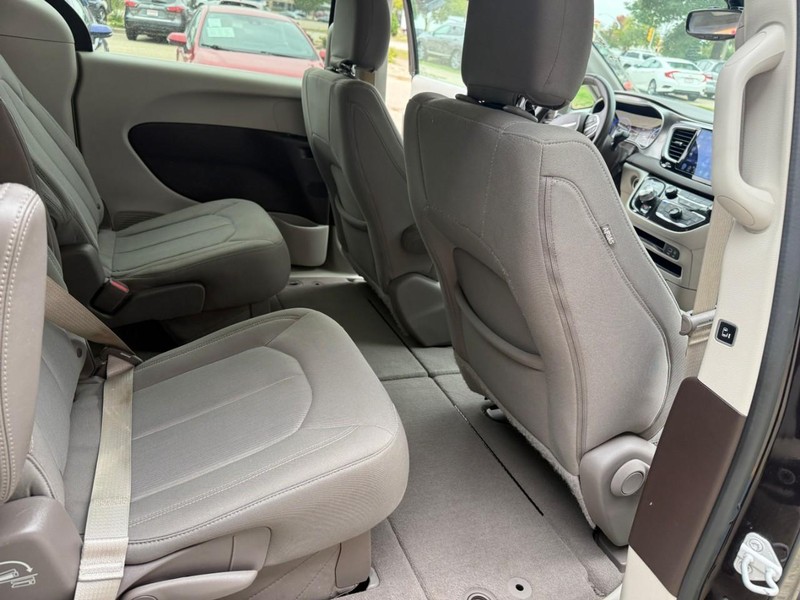 Chrysler Pacifica Vehicle Image 19