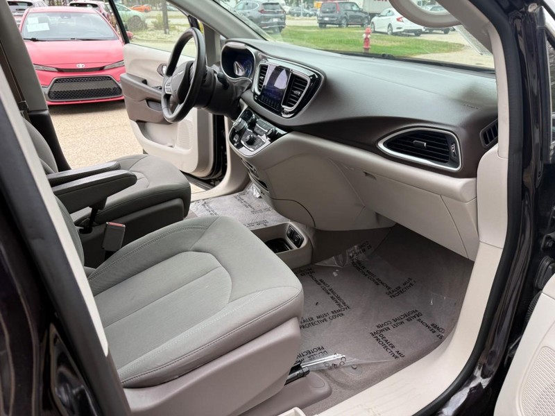 Chrysler Pacifica Vehicle Image 21