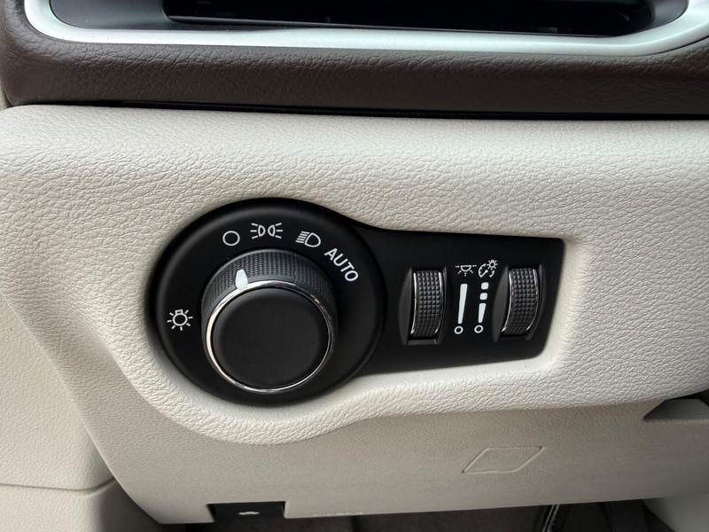 Chrysler Pacifica Vehicle Image 22