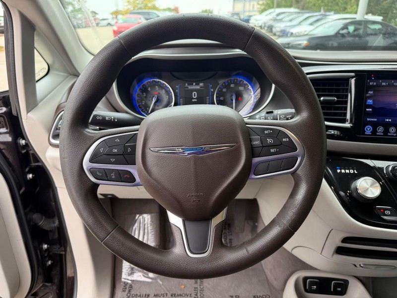 Chrysler Pacifica Vehicle Image 23