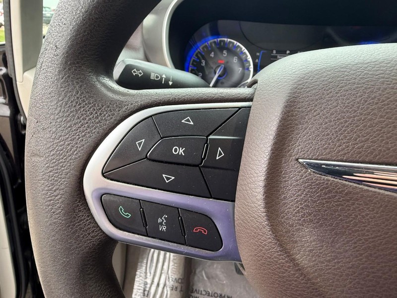 Chrysler Pacifica Vehicle Image 24