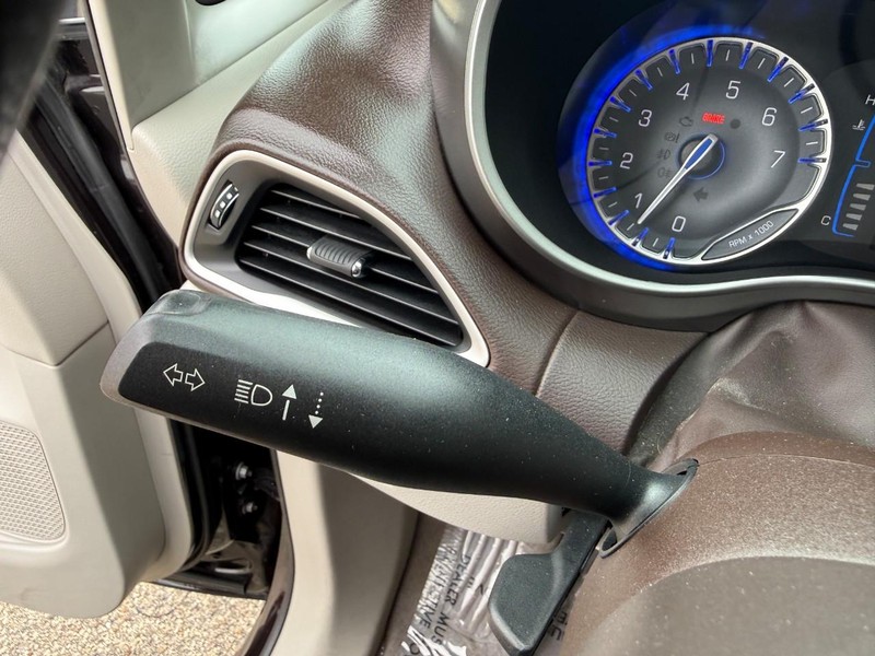 Chrysler Pacifica Vehicle Image 25