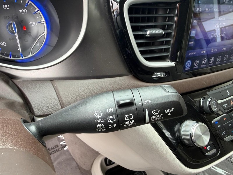 Chrysler Pacifica Vehicle Image 26