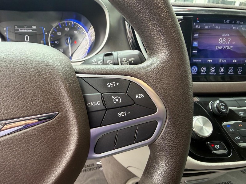 Chrysler Pacifica Vehicle Image 27