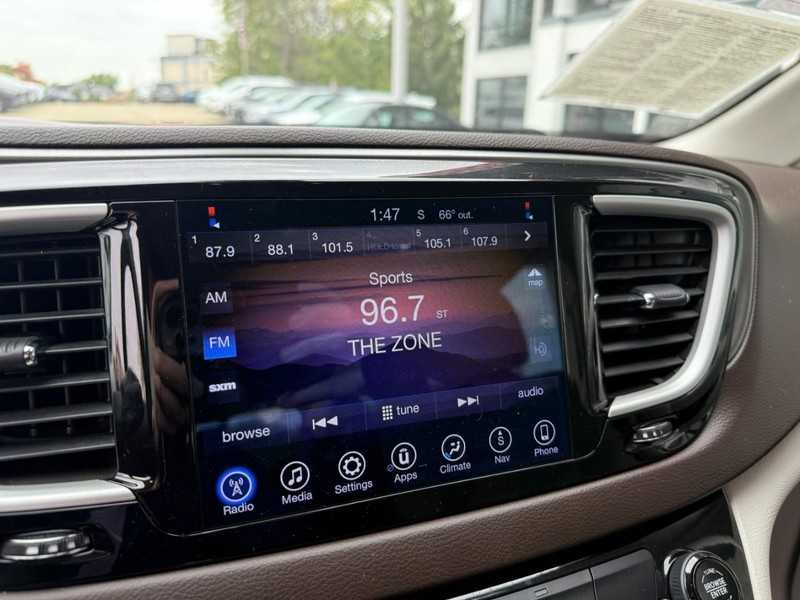 Chrysler Pacifica Vehicle Image 28