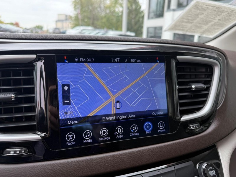 Chrysler Pacifica Vehicle Image 29