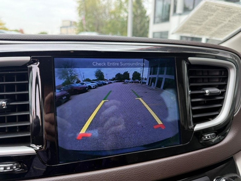 Chrysler Pacifica Vehicle Image 30