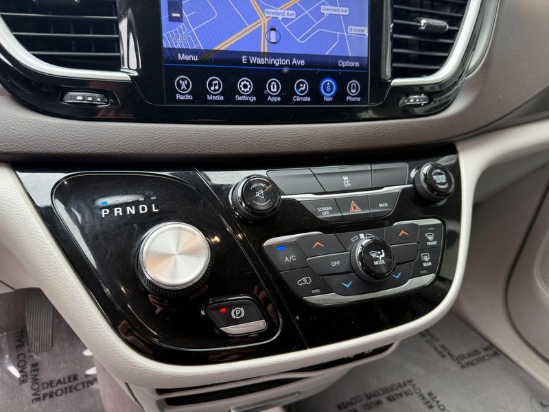 Chrysler Pacifica Vehicle Image 31