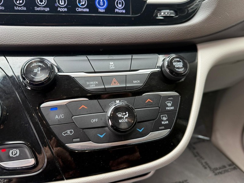 Chrysler Pacifica Vehicle Image 32