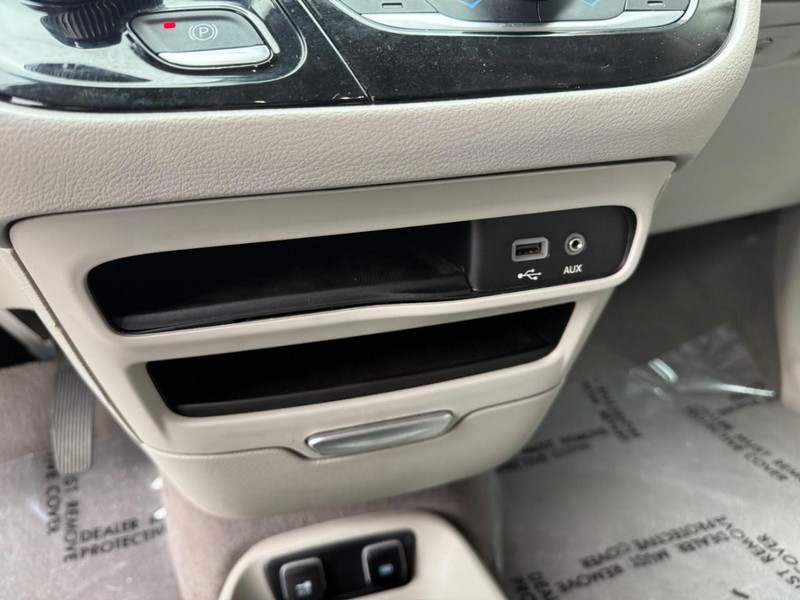 Chrysler Pacifica Vehicle Image 33