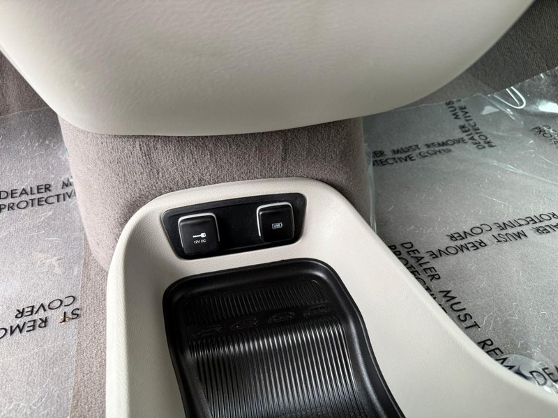 Chrysler Pacifica Vehicle Image 34