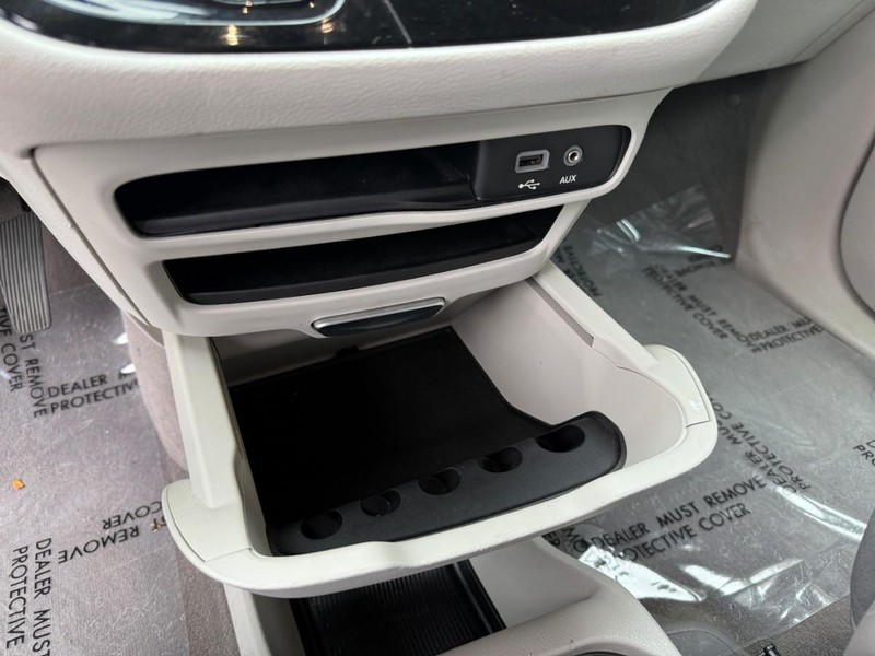 Chrysler Pacifica Vehicle Image 35