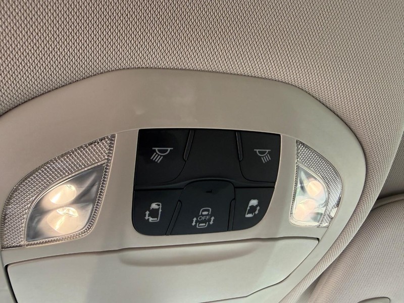 Chrysler Pacifica Vehicle Image 36