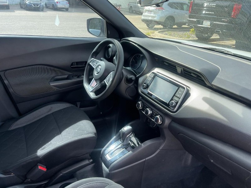 2020 Nissan Kicks S photo 2