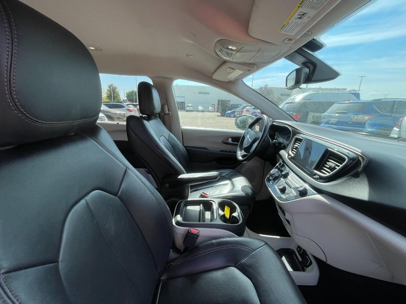 Chrysler Pacifica Vehicle Image 03