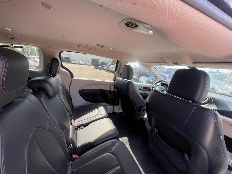 Chrysler Pacifica Vehicle Image 05