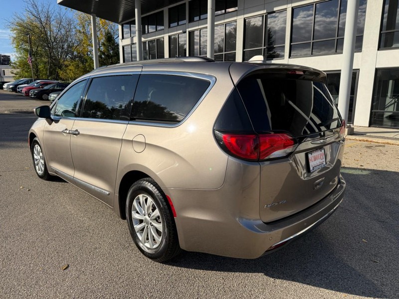 Chrysler Pacifica Vehicle Image 07