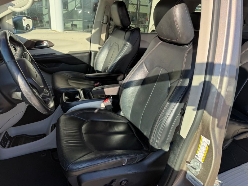 Chrysler Pacifica Vehicle Image 09