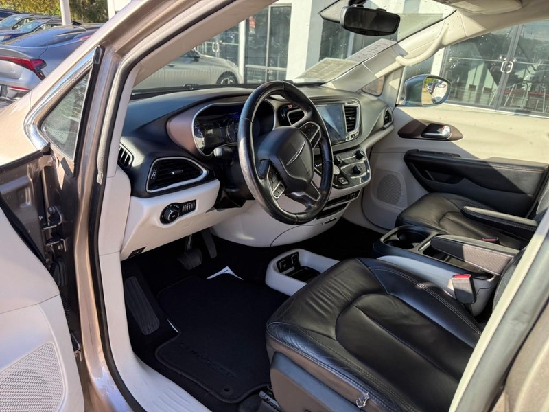 Chrysler Pacifica Vehicle Image 10