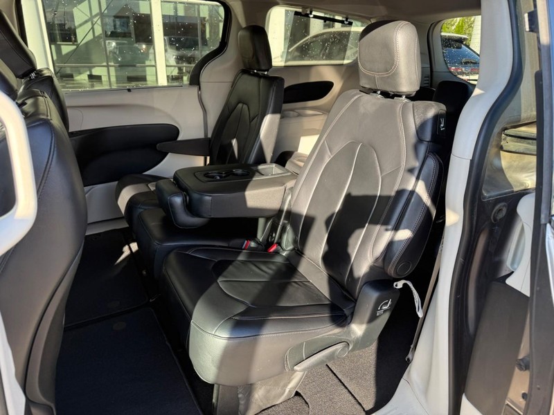 Chrysler Pacifica Vehicle Image 11