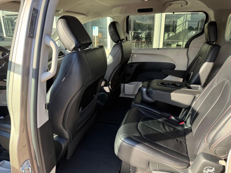 Chrysler Pacifica Vehicle Image 12