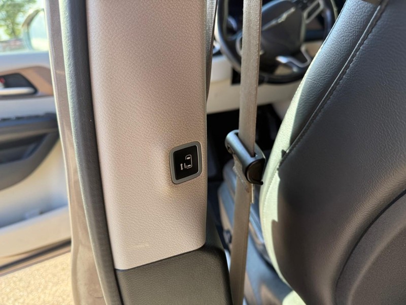 Chrysler Pacifica Vehicle Image 13