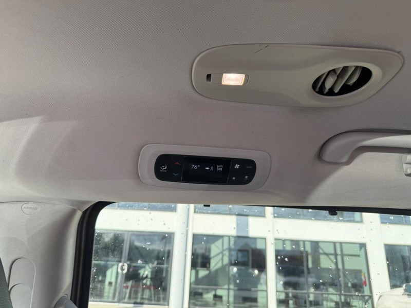 Chrysler Pacifica Vehicle Image 14