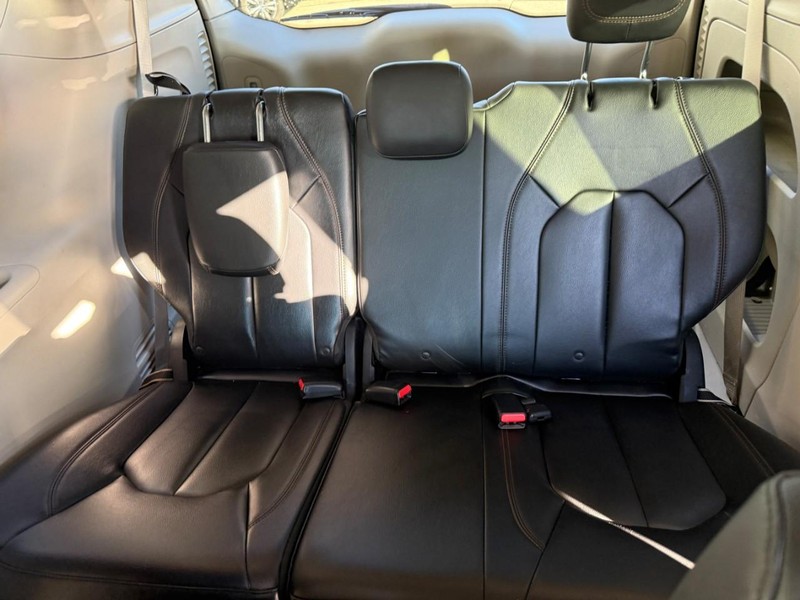 Chrysler Pacifica Vehicle Image 15
