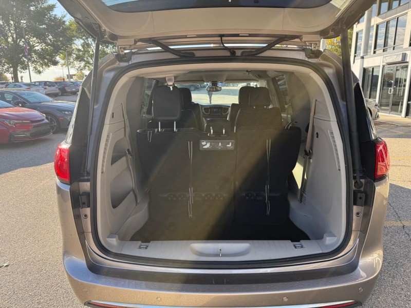 Chrysler Pacifica Vehicle Image 16