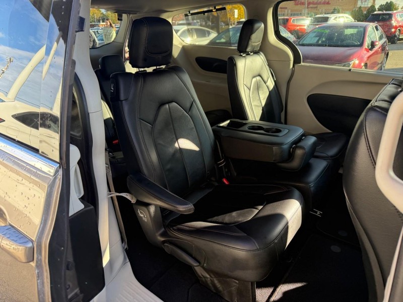 Chrysler Pacifica Vehicle Image 18