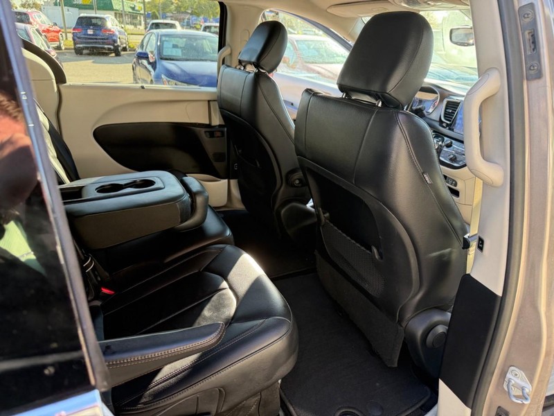 Chrysler Pacifica Vehicle Image 19