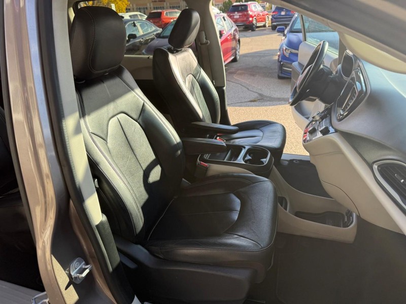 Chrysler Pacifica Vehicle Image 20